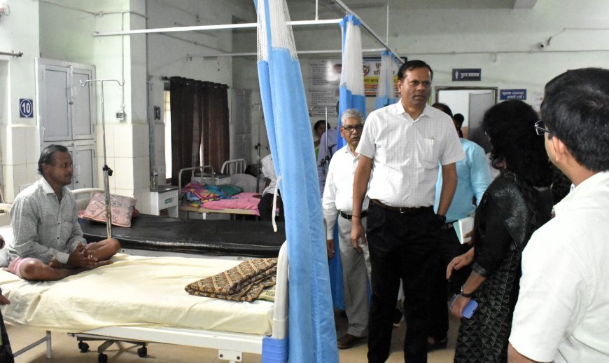 संभाग आयुक्त एस.एन. राठौर का जिला चिकित्सालय बालोद में आकस्मिक निरीक्षण, मरीजों से बातचीत कर व्यवस्थाओं का लिया जायजा
