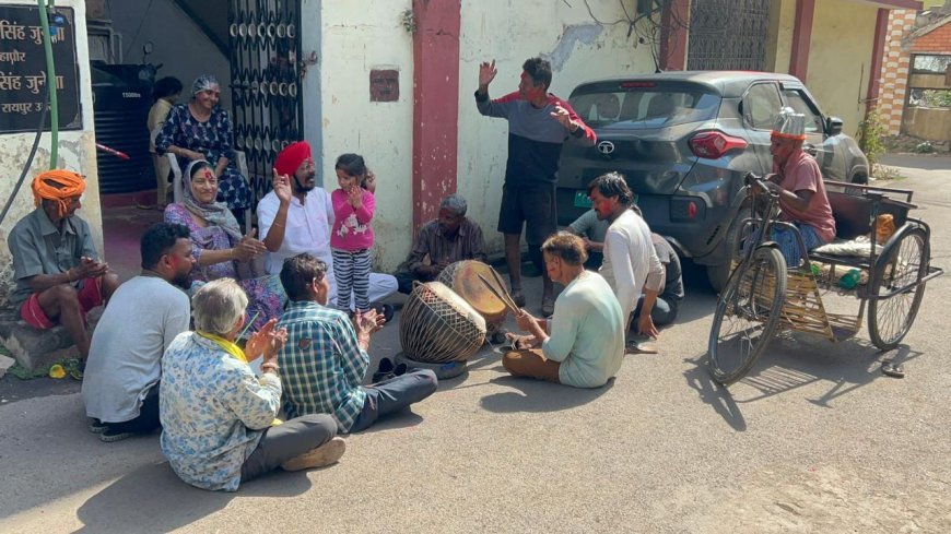 पूर्व विधायक कुलदीप सिंह जुनेजा ने कुष्ठ बस्ती में मनाई होली, परिवार संग रोगियों के साथ साझा की खुशियां