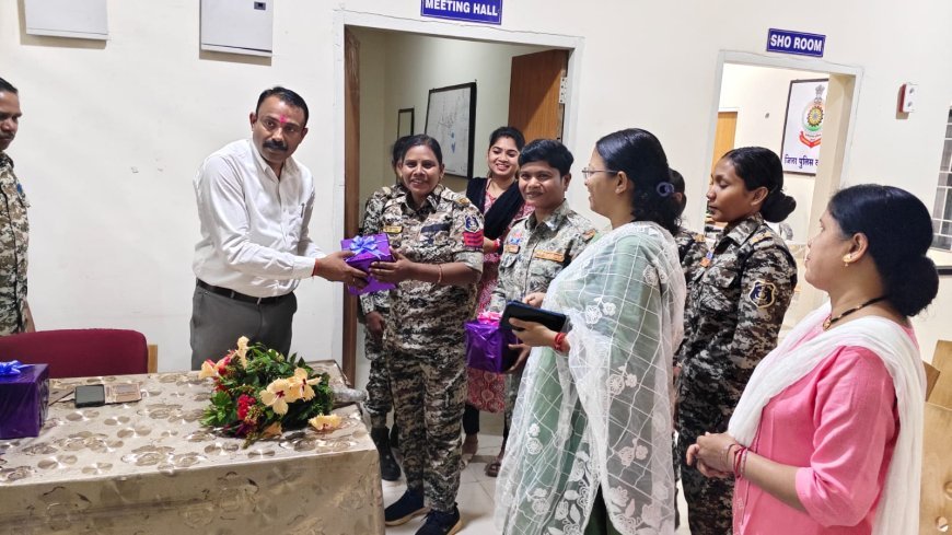 महिला दिवस पर थाना बचेली में महिला पुलिसकर्मियों का सम्मान, केक काटकर मनाया गया उत्सव