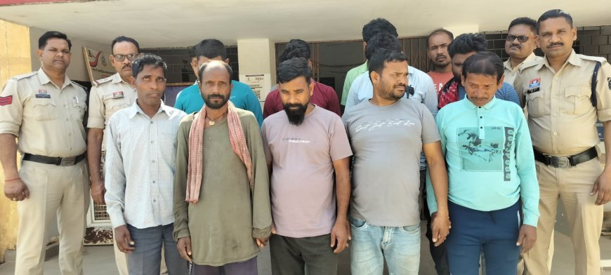 जंगल में जुआ फड़ पर पुलिस की बड़ी कार्रवाई, 13 जुआरी गिरफ्तार, लाखों का सामान जब्त