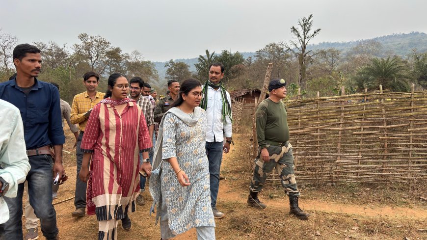 दुर्गम अबूझमाड़ पहुंचीं कलेक्टर नम्रता जैन, बाइक से किया दौरा; आवास निर्माण समय पर पूरा करने के निर्देश