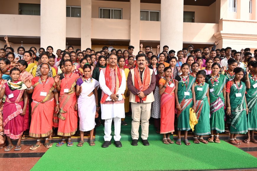 अबुझमाड़िया युवाओं ने पहली बार देखा विधानसभा, लोकतंत्र की कार्यप्रणाली को समझा