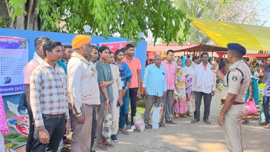 फरसगांव में चलित थाना लगाकर पुलिस ने ग्रामीणों को किया जागरूक, साइबर ठगी से बचाव के दिए टिप्स