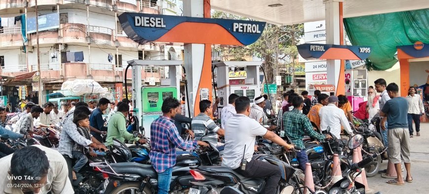 अफवाहों से मची अफरा-तफरी: पेट्रोल पंपों पर उमड़ी भीड़, संचालकों ने कहा—कमी नहीं