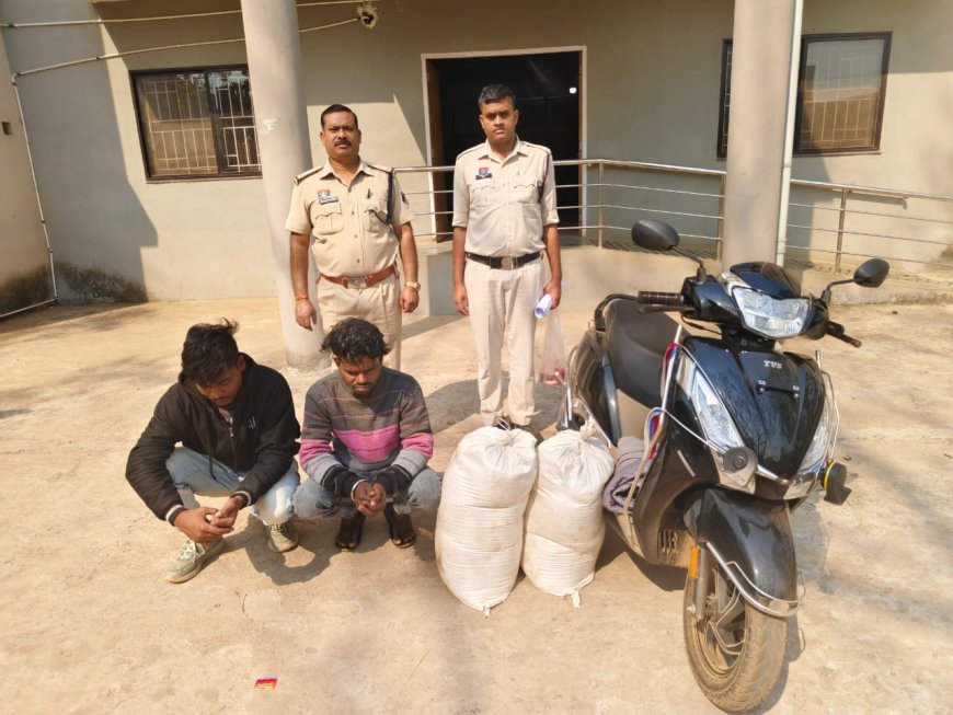 70 लीटर अवैध महुआ शराब के साथ दो आरोपी गिरफ्तार, स्कूटी भी जब्त