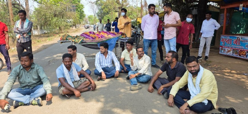 सुकमा में पोस्टमार्टम में देरी पर बवाल: शव सड़क पर रखकर प्रदर्शन, अस्पताल पर लापरवाही के आरोप