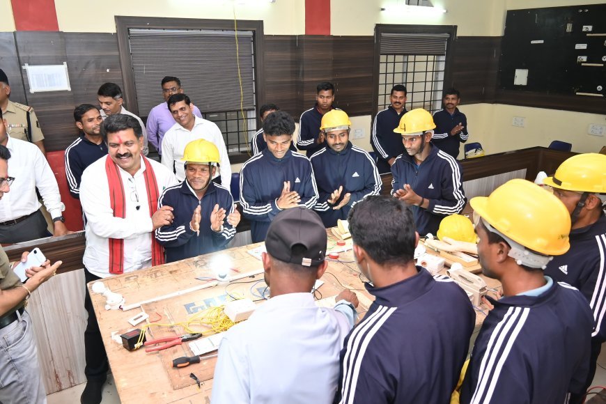 दंतेवाड़ा पुनर्वास केंद्र पहुंचे उपमुख्यमंत्री विजय शर्मा, युवाओं को टूल किट वितरित कर बढ़ाया उत्साह