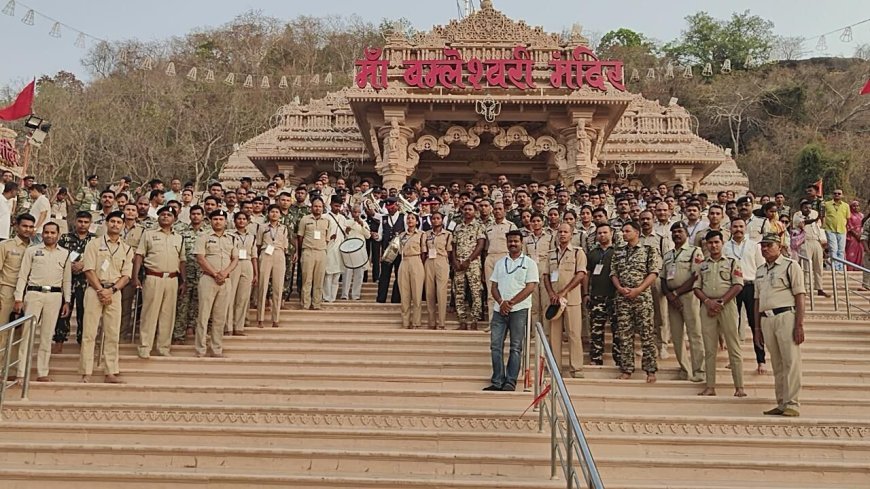 नवरात्रि ड्यूटी के बाद डोंगरगढ़ में पुलिस टीम ने की माँ बम्लेश्वरी की आरती, गूंजा भक्तिमय माहौल