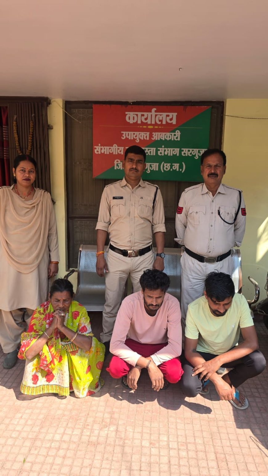 अंबिकापुर में आबकारी विभाग की बड़ी कार्रवाई: कुख्यात तस्कर गुड़िया सहित तीन गिरफ्तार, भारी मात्रा में नशीले इंजेक्शन जब्त