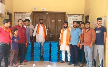 नगर निगम की कार्रवाई के खिलाफ देवभोग मिल्क पार्लर संघ का उग्र प्रदर्शन, कार्यालय में दूध बहाकर जताया विरोध