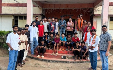 भाजपा स्थापना दिवस पर बचेली में युवा मोर्चा का आयोजन, छात्रावास में बांटी मिठाई