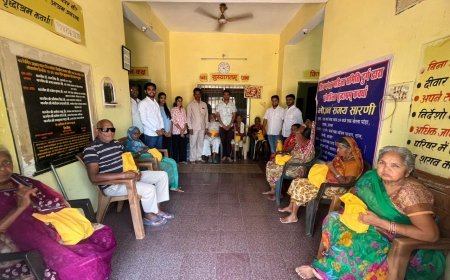 NSUI के 56वें स्थापना दिवस पर कबीरधाम में सेवा की मिसाल, वृद्ध आश्रम में फल वितरण