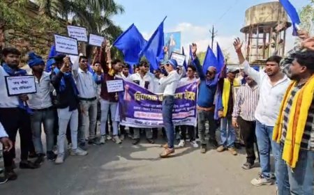 सूरजपुर में भीम आर्मी का प्रदर्शन, वादा खिलाफी के आरोप में विधायक निवास का घेराव