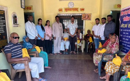 NSUI के 56वें स्थापना दिवस पर कबीरधाम में सेवा की मिसाल, वृद्ध आश्रम में फल वितरण