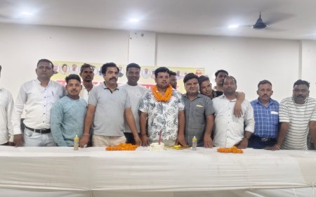 बलरामपुर के राजीव भवन में ब्लॉक कांग्रेस अध्यक्ष समीर सिंह देव का जन्मदिन धूमधाम से मनाया गया