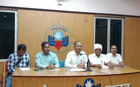 विद्युत कंपनी कर्मचारियों का विरोध प्रदर्शन, सामूहिक इस्तीफे का ज्ञापन सौंपा