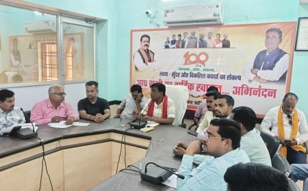 कवर्धा में नपाध्यक्ष चंद्रप्रकाश चंद्रवंशी सख्त: अधिकारियों की ली क्लास, लापरवाही पर कार्रवाई की चेतावनी