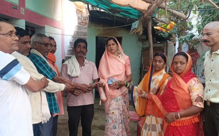 सड़क दुर्घटना में युवक की मौत, सरपंच ने परिजनों को दी आर्थिक सहायता