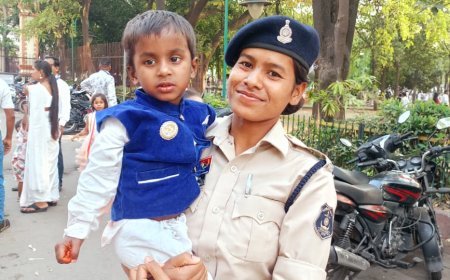 अंबेडकर जयंती समारोह में बिछड़ा मासूम, महिला आरक्षक ने मानवता की मिसाल पेश कर मिलाया परिजनों से