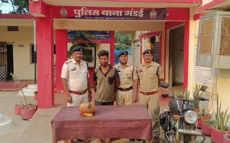 गंडई में पुलिस की बड़ी कार्रवाई: बाइक की डिक्की से 2 किलो गांजा बरामद, आरोपी गिरफ्तार