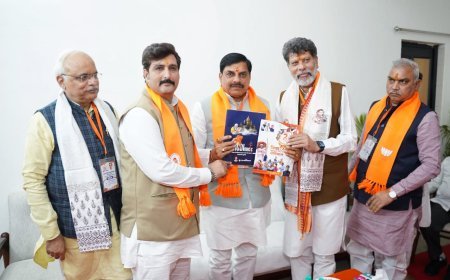 भाजपा नेताओं की मौजूदगी में ‘मोदी-सरकार की उपलब्धियों’ पर आधारित पुस्तक भेंट, मोहन यादव को सौंपा गया विशेष संस्करण