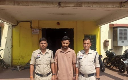 रायपुर में अवैध शराब तस्करी पर कार्रवाई: बाइक सवार युवक गिरफ्तार, 56 पौवा व्हिस्की जब्त