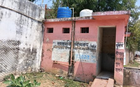 स्वच्छता पर लाखों खर्च, फिर भी बदहाल शौचालय: खैरागढ़ के वार्ड 18 में जनसुविधा केंद्र बना गंदगी का अड्डा