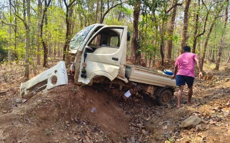 मोहला-मानपुर में बड़ा सड़क हादसा: NH-930 पर मालवाहक वाहन पलटा, 2 महिलाओं की मौत, 13 घायल