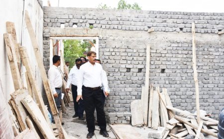 कवर्धा में कलेक्टर गोपाल वर्मा का औचक निरीक्षण, सड़क की कटिंग कर परखी गुणवत्ता