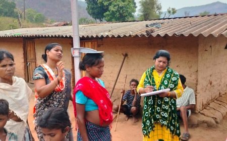 11 किमी पैदल चलकर स्वास्थ्य टीम पहुंची लोहागांव, 62 ग्रामीणों की जांच, 4 गंभीर मरीज रेफर