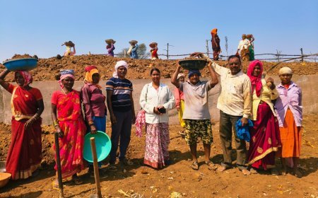 तरौद में श्रमदान की मिसाल: सरपंच रामटेके सहित मजदूरों ने मिलकर बढ़ाया गांव विकास