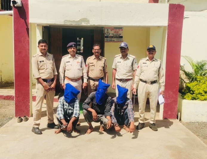 जोबट में ‘KTM गैंग’ का पर्दाफाश, राहगीरों को गिराकर लूट करने वाले तीन आरोपी गिरफ्तार