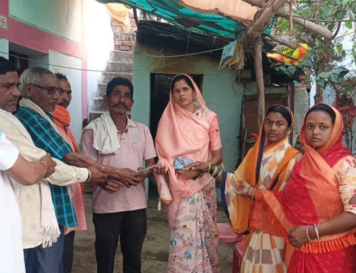 सड़क दुर्घटना में युवक की मौत, सरपंच ने परिजनों को दी आर्थिक सहायता