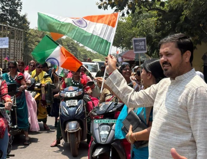 नारी शक्ति का शंखनाद: 33% आरक्षण पर रायपुर में महिला मोर्चा की भव्य बाइक रैली, विधायक अनुज शर्मा ने बढ़ाया उत्साह