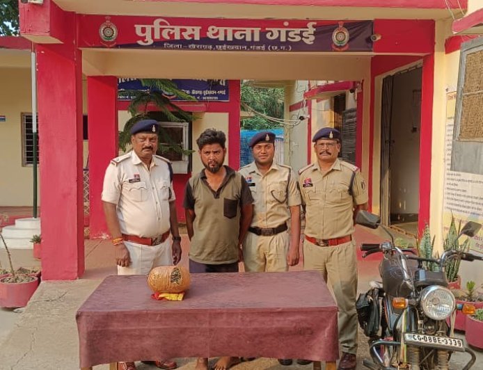 गंडई में पुलिस की बड़ी कार्रवाई: बाइक की डिक्की से 2 किलो गांजा बरामद, आरोपी गिरफ्तार