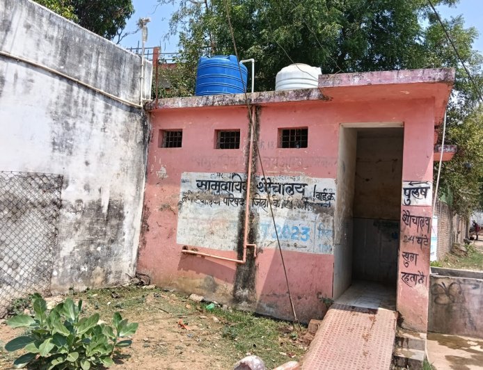 स्वच्छता पर लाखों खर्च, फिर भी बदहाल शौचालय: खैरागढ़ के वार्ड 18 में जनसुविधा केंद्र बना गंदगी का अड्डा