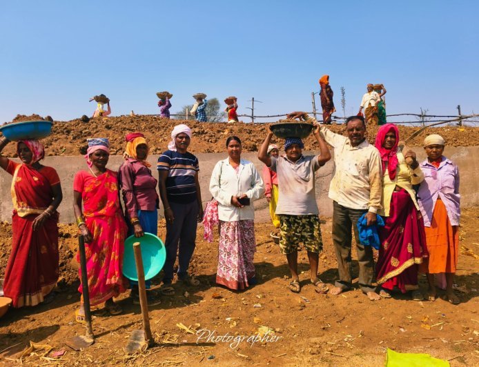 तरौद में श्रमदान की मिसाल: सरपंच रामटेके सहित मजदूरों ने मिलकर बढ़ाया गांव विकास
