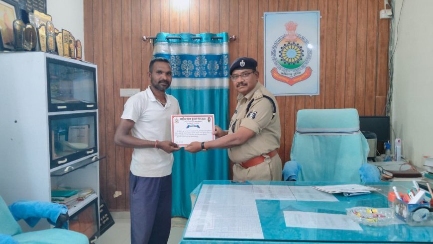 सड़क हादसों में घायलों के मसीहा बने कमलेश निषाद, बालोद पुलिस ने किया सम्मानित