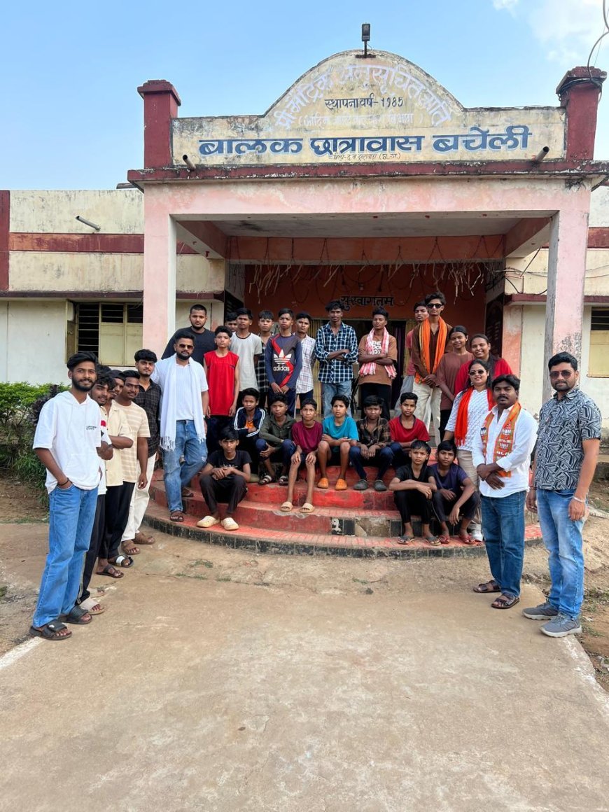 भाजपा स्थापना दिवस पर बचेली में युवा मोर्चा का आयोजन, छात्रावास में बांटी मिठाई