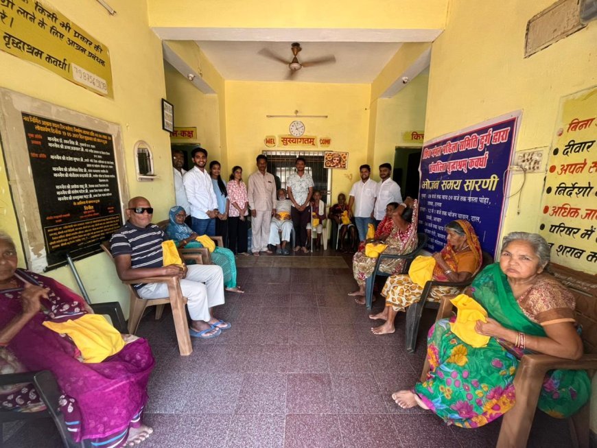 NSUI के 56वें स्थापना दिवस पर कबीरधाम में सेवा की मिसाल, वृद्ध आश्रम में फल वितरण