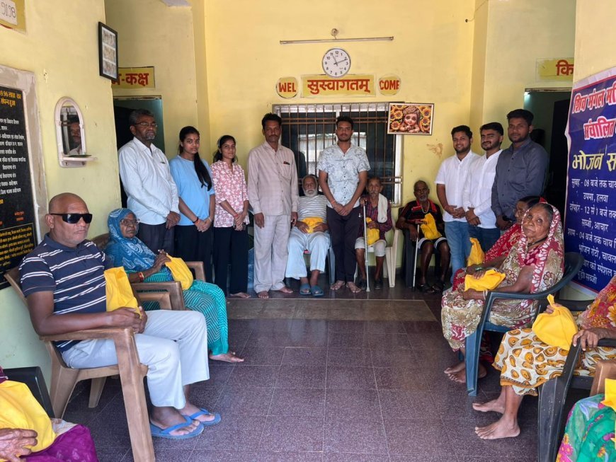 NSUI के 56वें स्थापना दिवस पर कबीरधाम में सेवा की मिसाल, वृद्ध आश्रम में फल वितरण