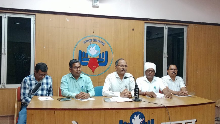 विद्युत कंपनी कर्मचारियों का विरोध प्रदर्शन, सामूहिक इस्तीफे का ज्ञापन सौंपा