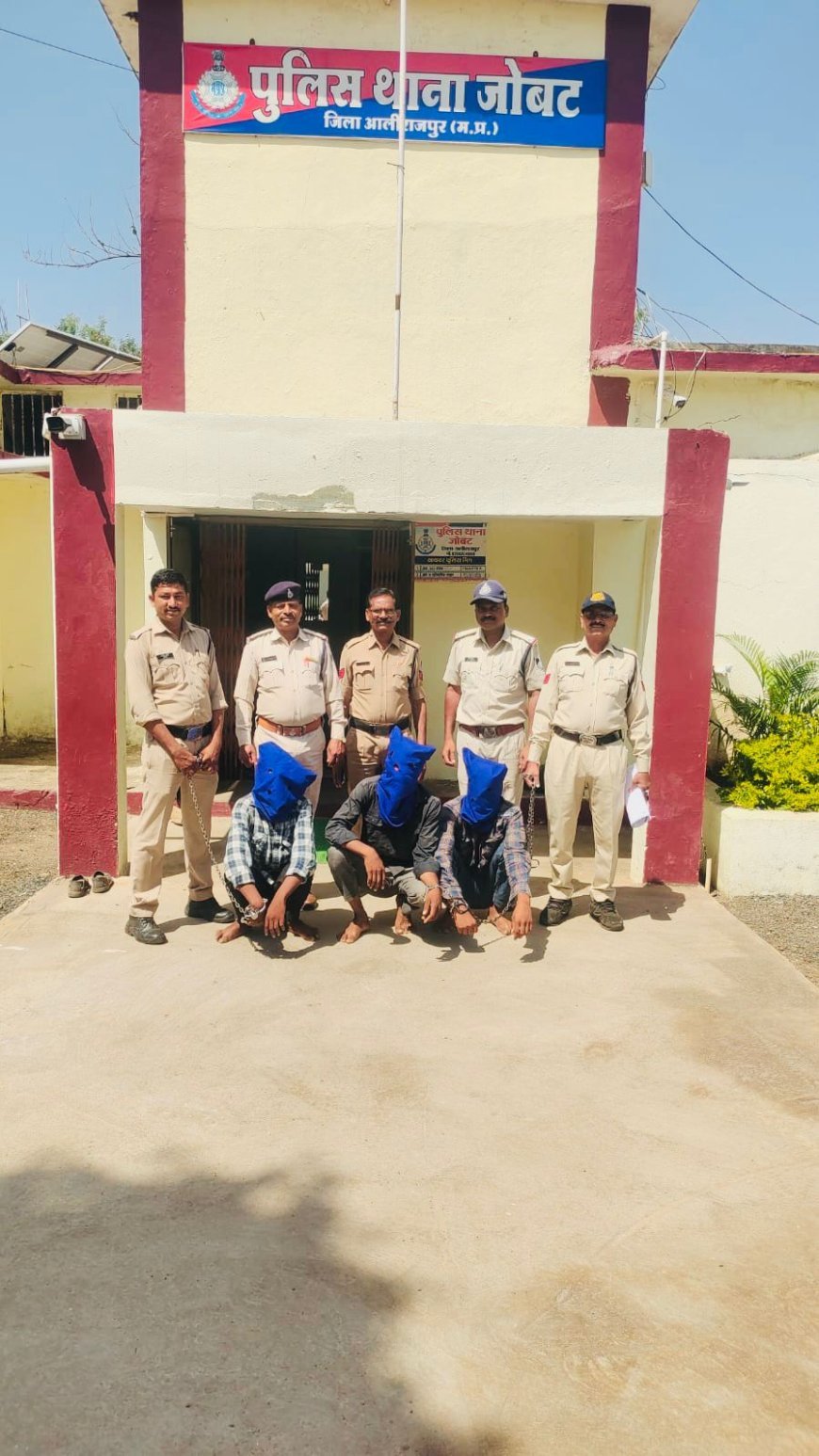 जोबट में ‘KTM गैंग’ का पर्दाफाश, राहगीरों को गिराकर लूट करने वाले तीन आरोपी गिरफ्तार