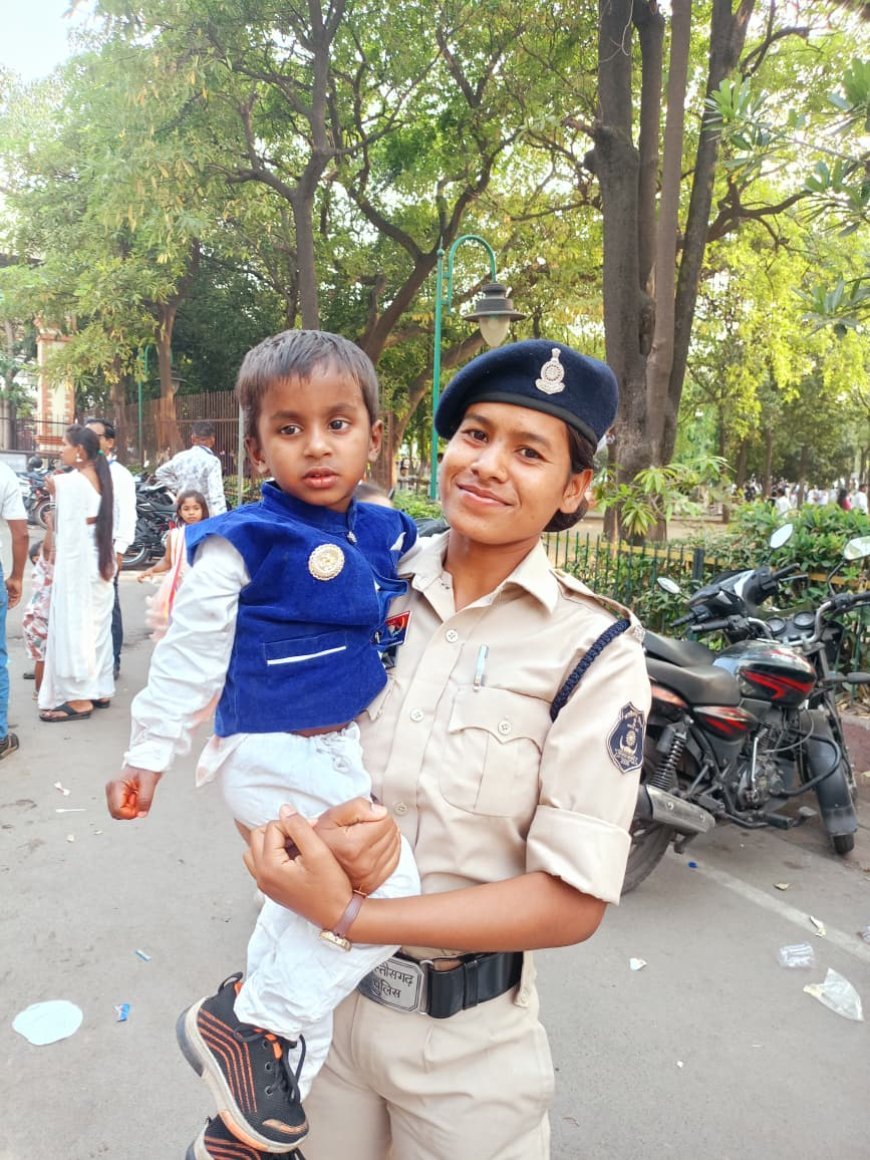 अंबेडकर जयंती समारोह में बिछड़ा मासूम, महिला आरक्षक ने मानवता की मिसाल पेश कर मिलाया परिजनों से