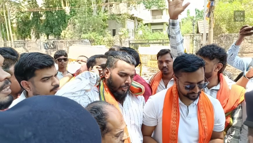 निजी स्कूलों की मनमानी के खिलाफ दुर्ग में बजरंग दल का प्रदर्शन, प्रशासन को सौंपा ज्ञापन