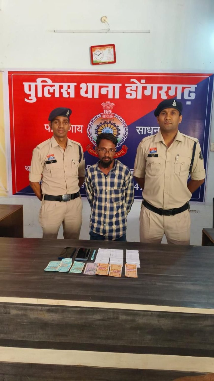 डोंगरगढ़ में सट्टा लिखते आरोपी गिरफ्तार, पुलिस ने रंगे हाथ पकड़ा