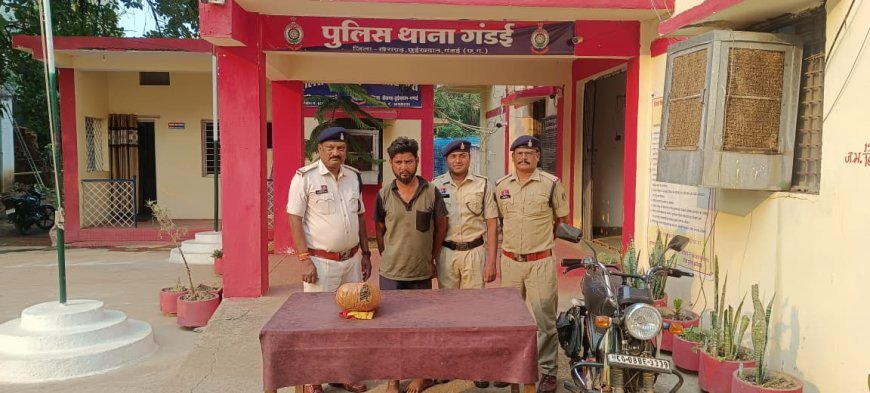 गंडई में पुलिस की बड़ी कार्रवाई: बाइक की डिक्की से 2 किलो गांजा बरामद, आरोपी गिरफ्तार