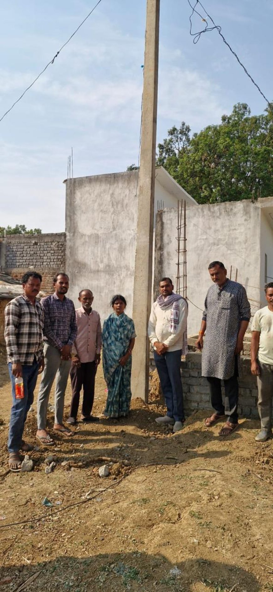 सांसद संतोष पांडेय की पहल रंग लाई: पोंडी गांव में आवास निर्माण की बाधा दूर, महिला ने जताया आभार