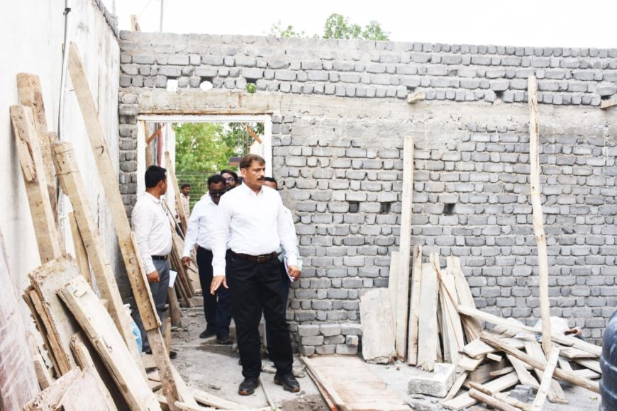 कवर्धा में कलेक्टर गोपाल वर्मा का औचक निरीक्षण, सड़क की कटिंग कर परखी गुणवत्ता