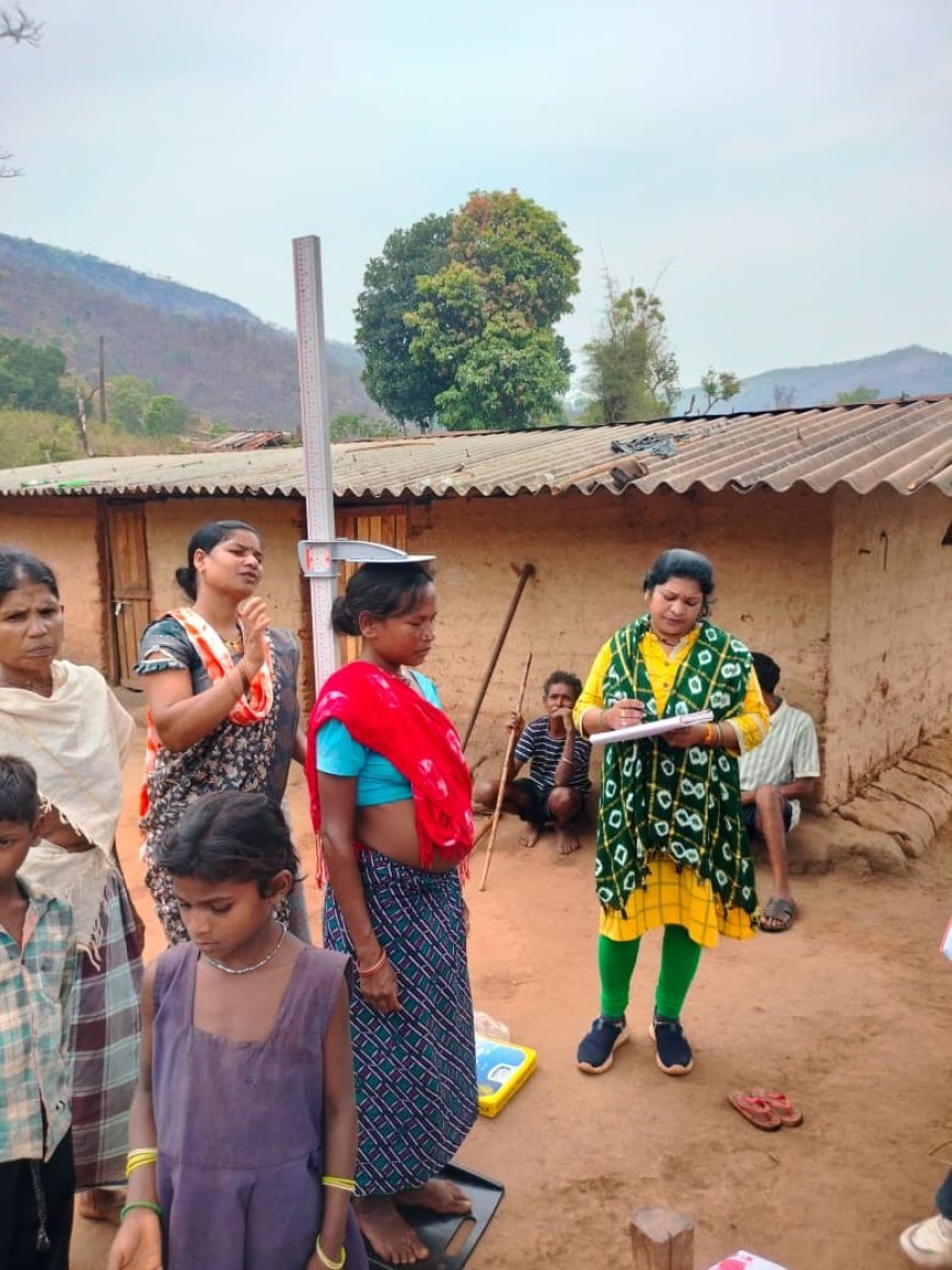 11 किमी पैदल चलकर स्वास्थ्य टीम पहुंची लोहागांव, 62 ग्रामीणों की जांच, 4 गंभीर मरीज रेफर